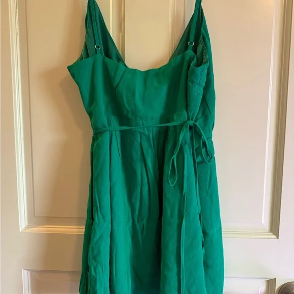 Elegant Green Wrap Romper - Picture 3 of 4